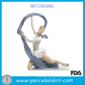 Figurine de porcelaine attrayante à la danse fille